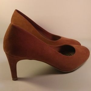 Round-toe pumps